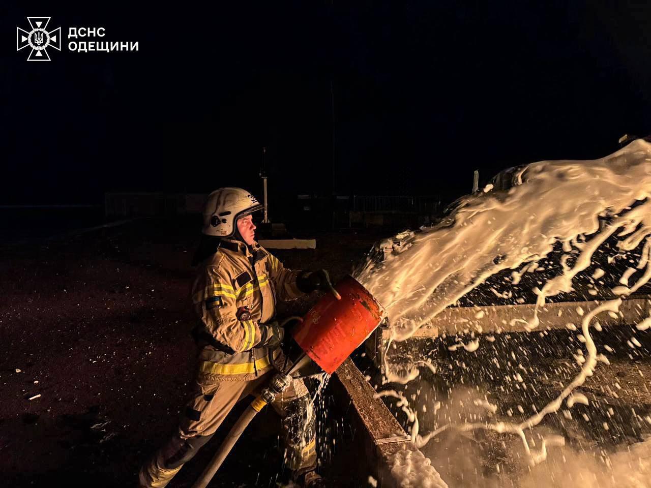 Одесская область: спасатели показали снимки и видео ликвидации последствий ночной атаки РФ