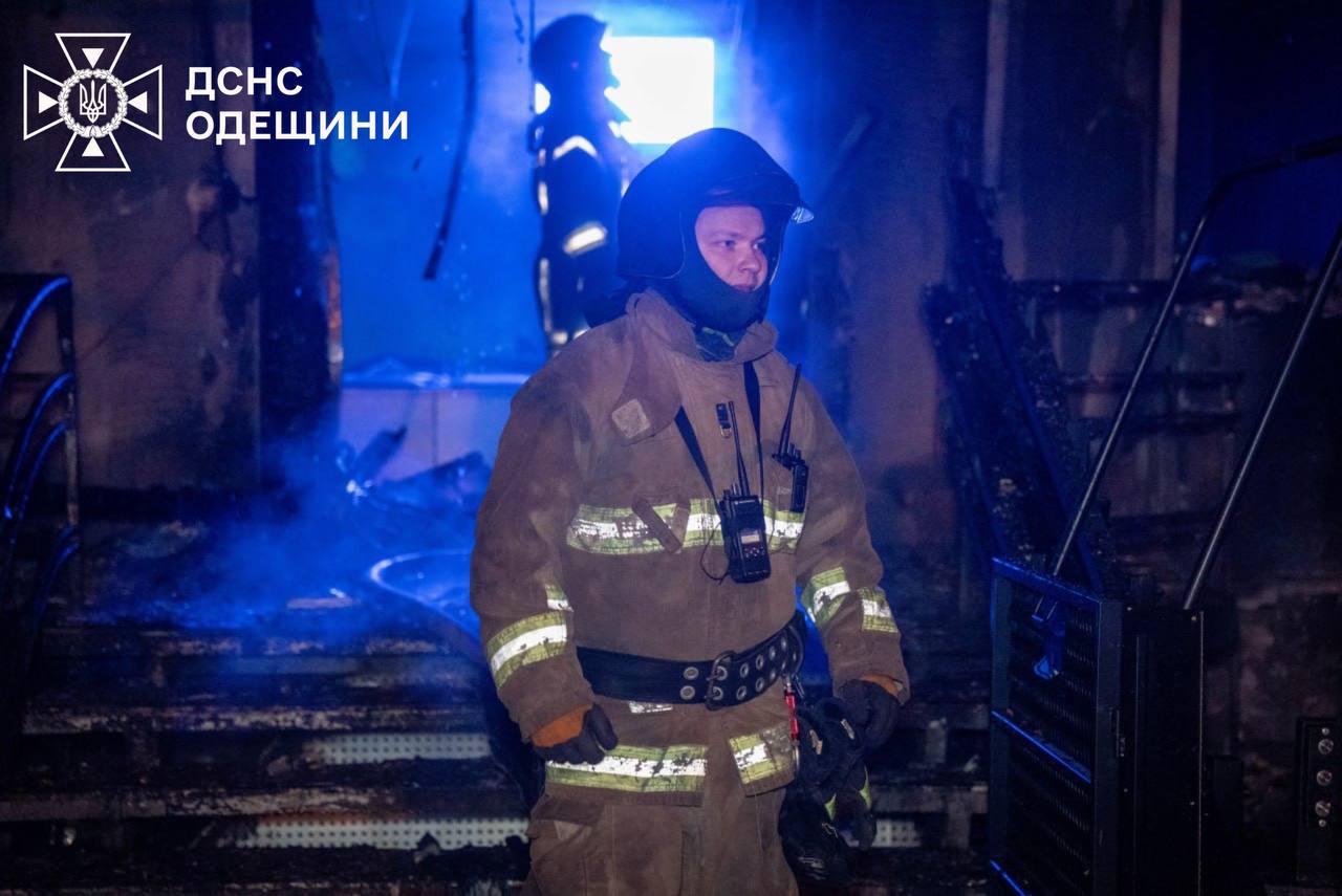 В одеській п’ятиповерхівці горіли банк та квартира (фото, відео) В одеській п’ятиповерхівці горіли банк та квартира (фото, відео)