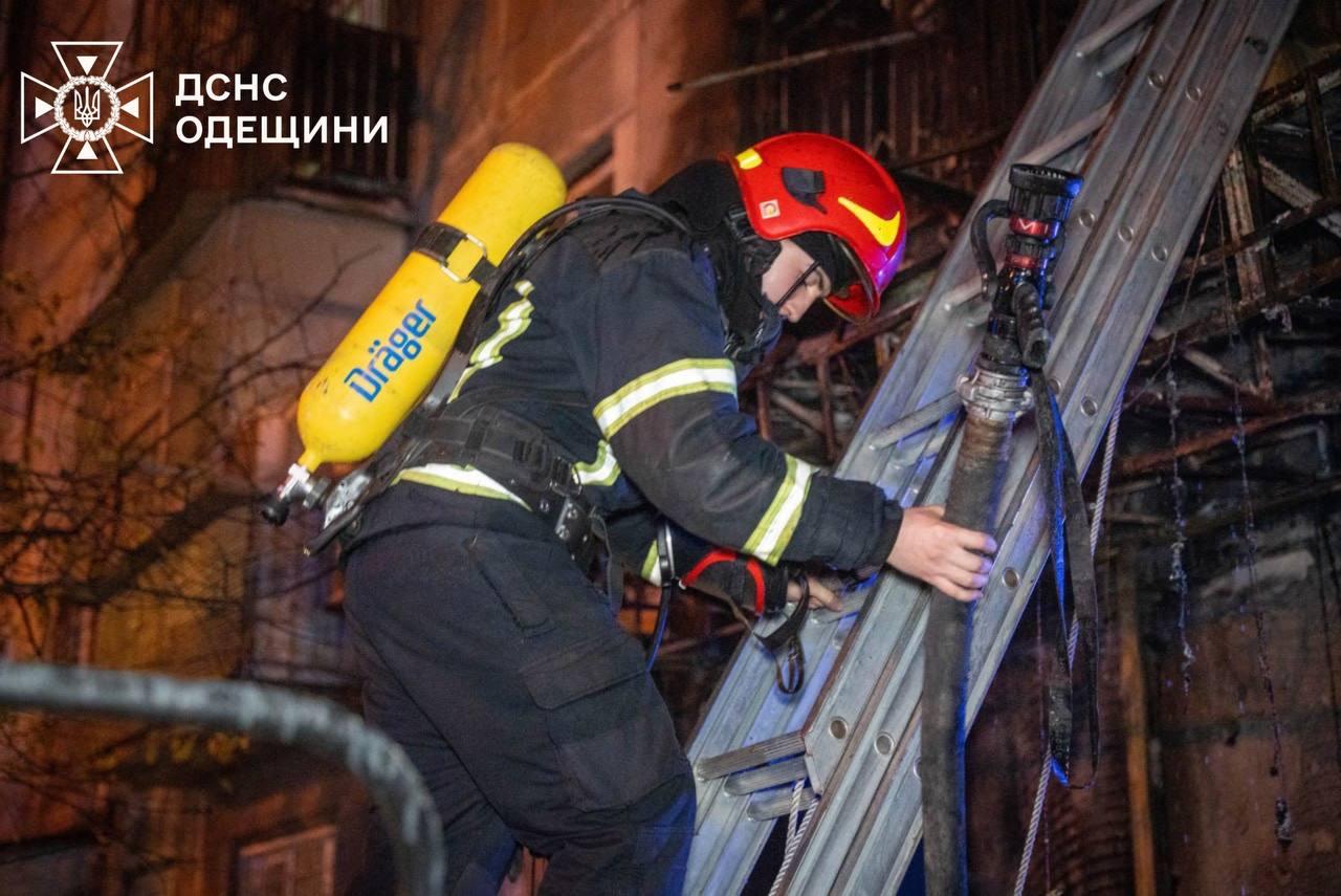 В одеській п’ятиповерхівці горіли банк та квартира (фото, відео) В одеській п’ятиповерхівці горіли банк та квартира (фото, відео)