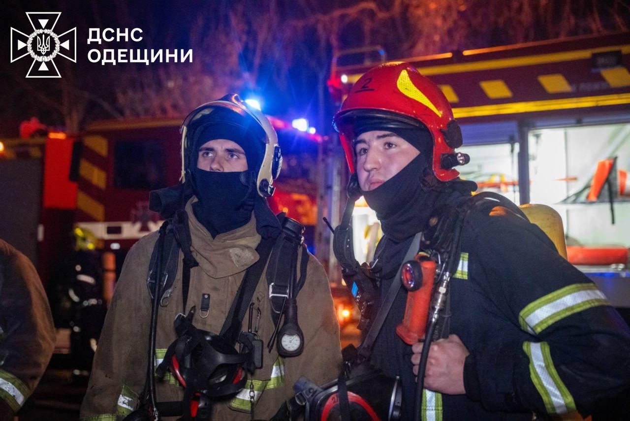 В одеській п’ятиповерхівці горіли банк та квартира (фото, відео) В одеській п’ятиповерхівці горіли банк та квартира (фото, відео)