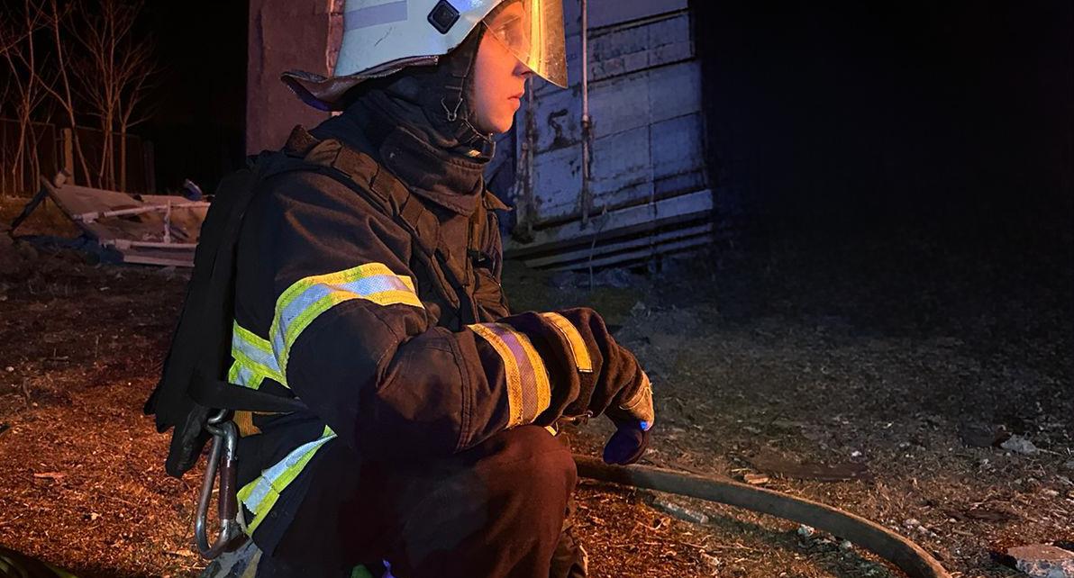 Рятувальники показали, як гасили пожежі після нічної атаки дронів по Одещині