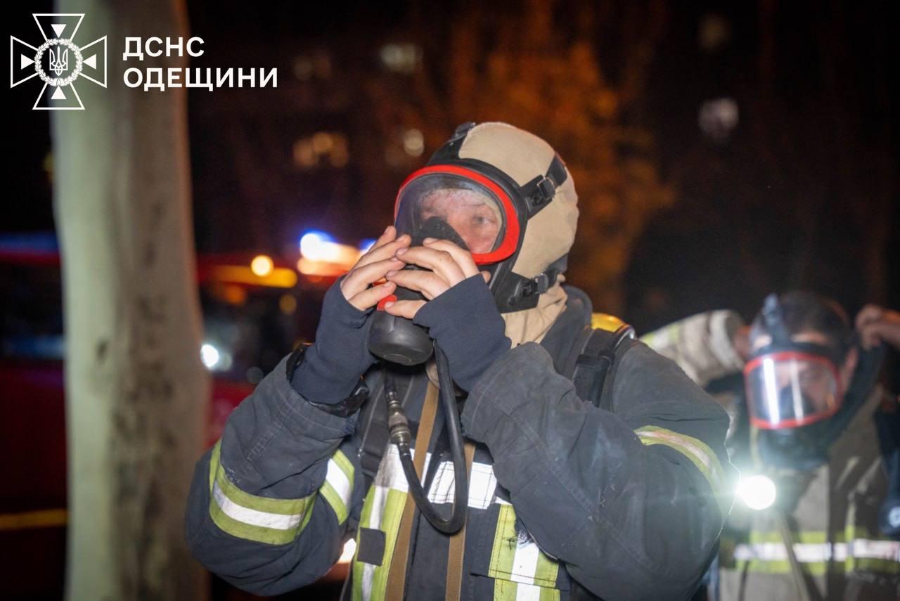 В одеській п’ятиповерхівці горіли банк та квартира (фото, відео) В одеській п’ятиповерхівці горіли банк та квартира (фото, відео)