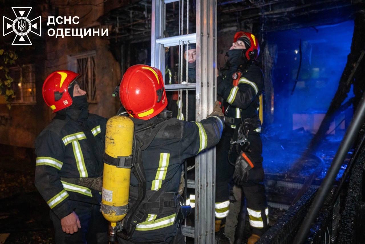 В одеській п’ятиповерхівці горіли банк та квартира (фото, відео) В одеській п’ятиповерхівці горіли банк та квартира (фото, відео)