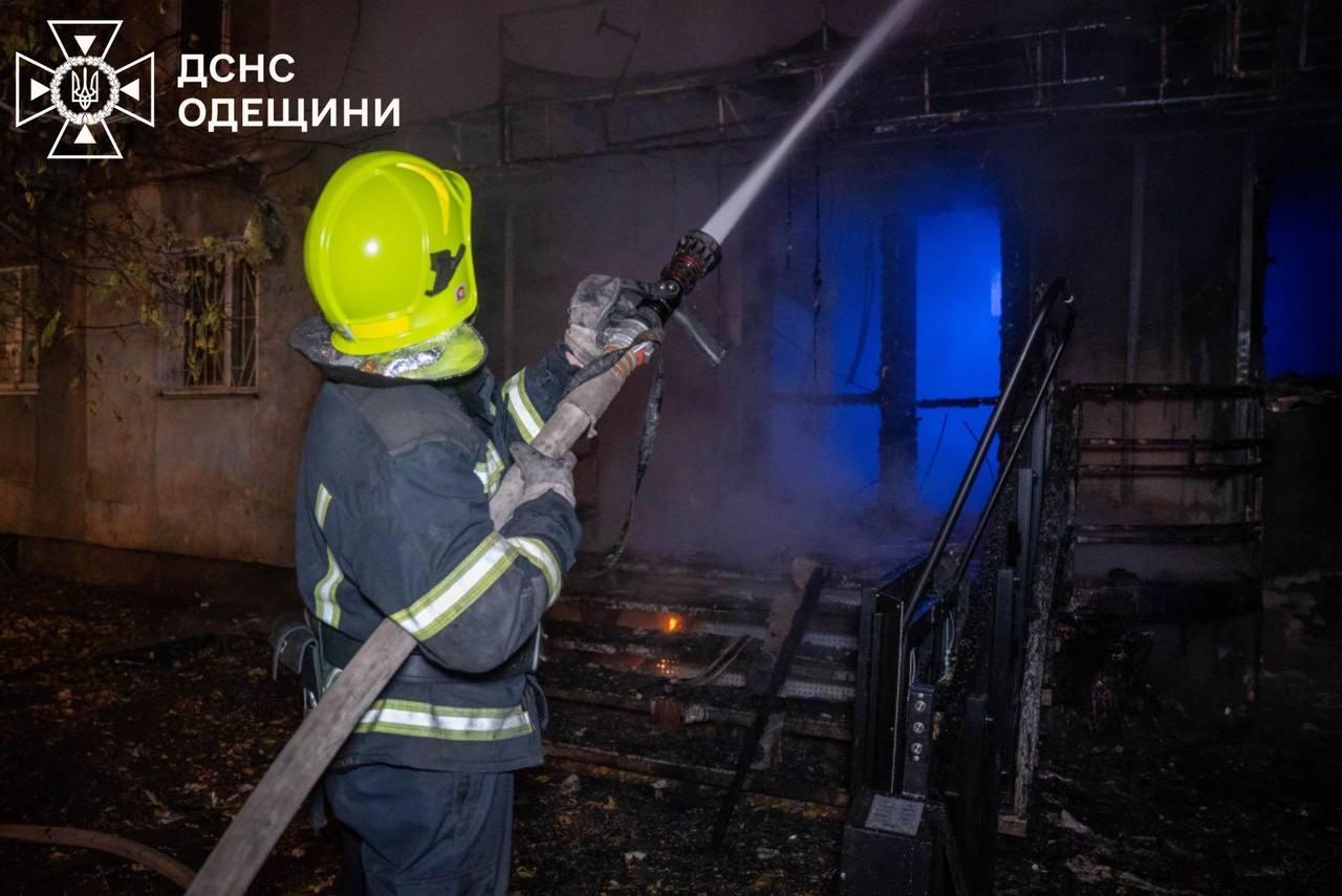 В одеській п’ятиповерхівці горіли банк та квартира (фото, відео) В одеській п’ятиповерхівці горіли банк та квартира (фото, відео)