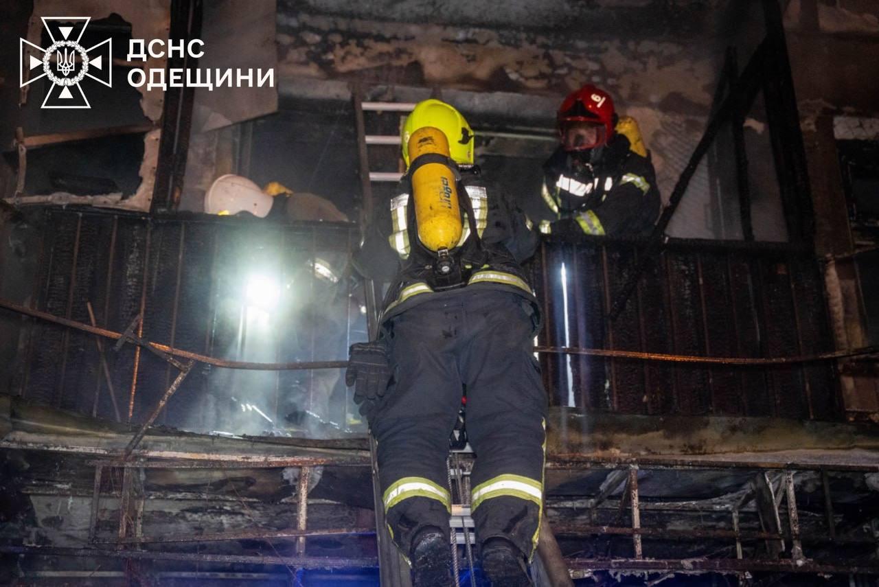 В одеській п’ятиповерхівці горіли банк та квартира (фото, відео) В одеській п’ятиповерхівці горіли банк та квартира (фото, відео)