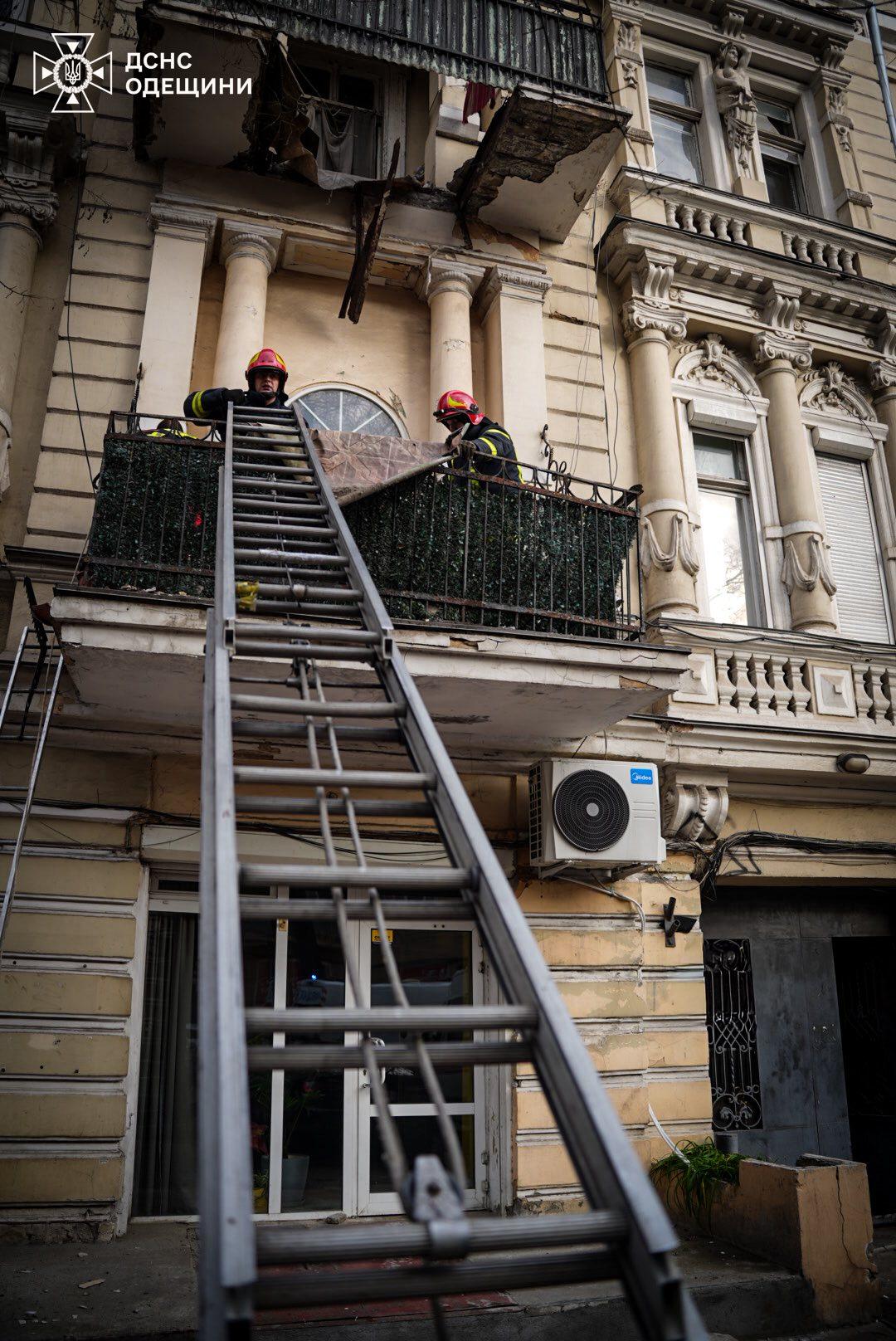 У центрі Одеси обвалився балкон з двома жінками