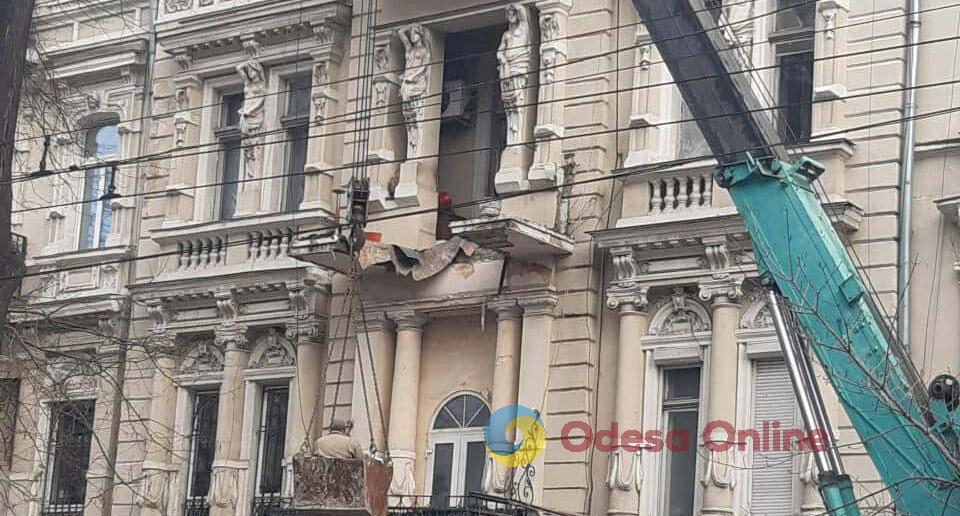 В центре Одессы демонтировали остатки балкона, который обрушился вместе с двумя женщинами В центре Одессы демонтировали остатки балкона, который обрушился вместе с двумя женщинами