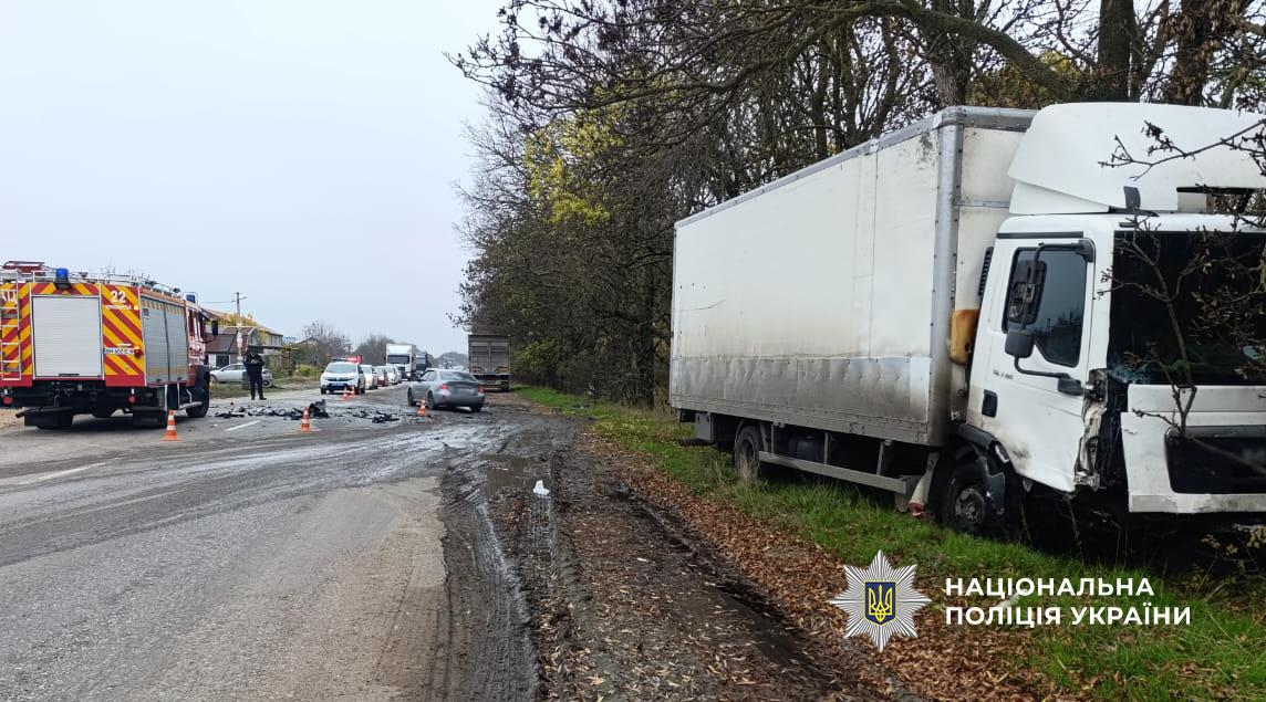 Зіткнулися легковик та фура: у ДТП на Одещині серйозно постраждала жінка