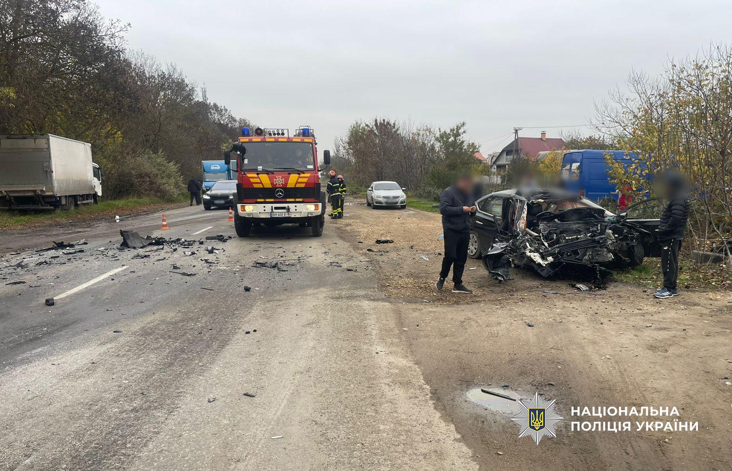 Зіткнулися легковик та фура: у ДТП на Одещині серйозно постраждала жінка