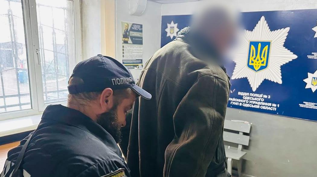 Одессит во время застолья ломом тяжело травмировал знакомую