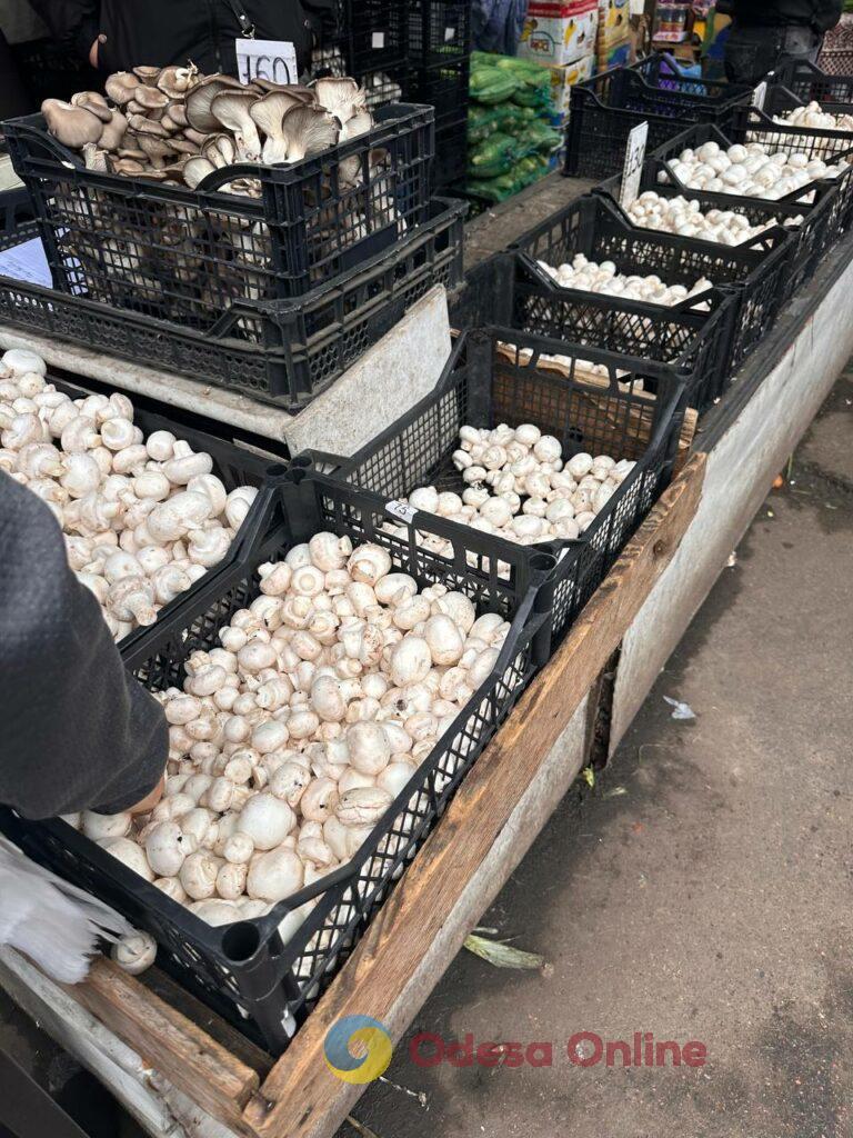 Гриби, редис і ананас: суботні ціни на одеському Привозі