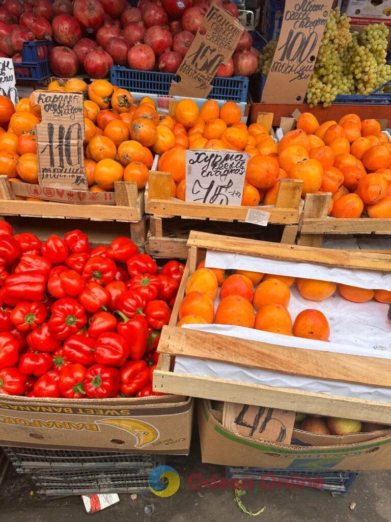 Гриби, редис і ананас: суботні ціни на одеському Привозі