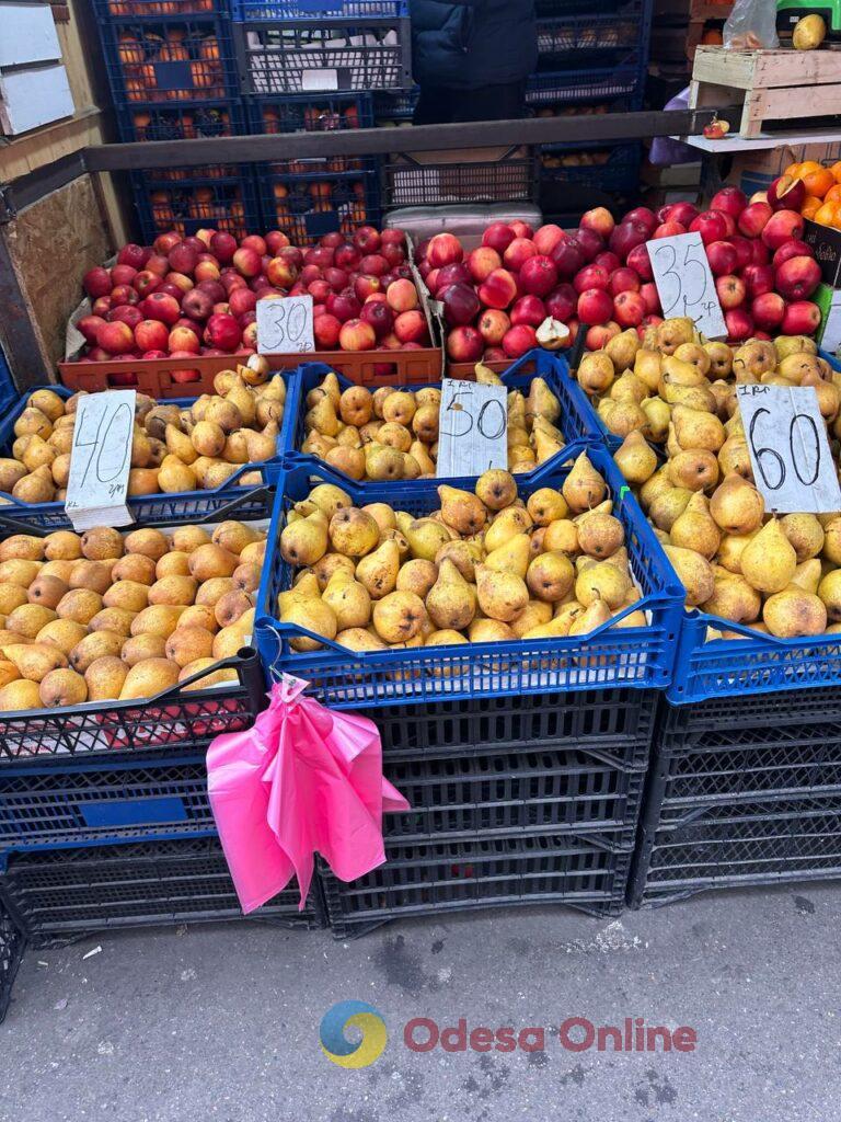 Гриби, редис і ананас: суботні ціни на одеському Привозі