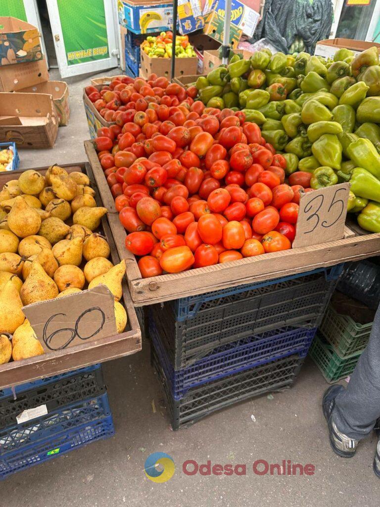 Гриби, редис і ананас: суботні ціни на одеському Привозі