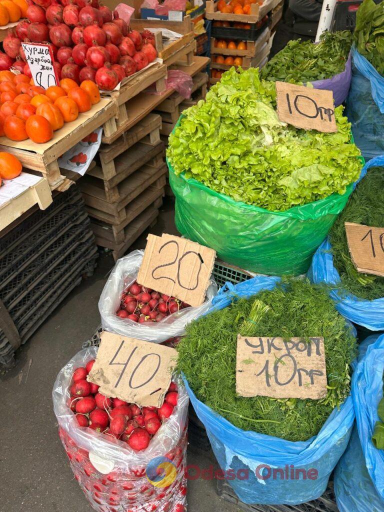 Гриби, редис і ананас: суботні ціни на одеському Привозі