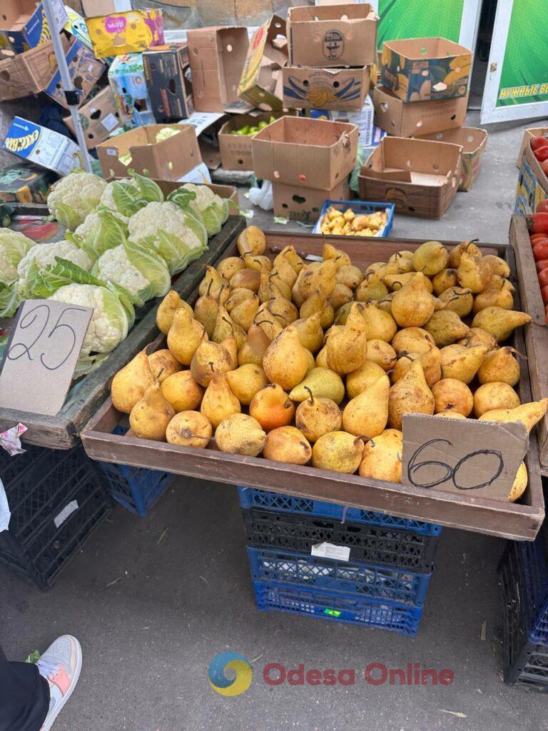 Гриби, редис і ананас: суботні ціни на одеському Привозі