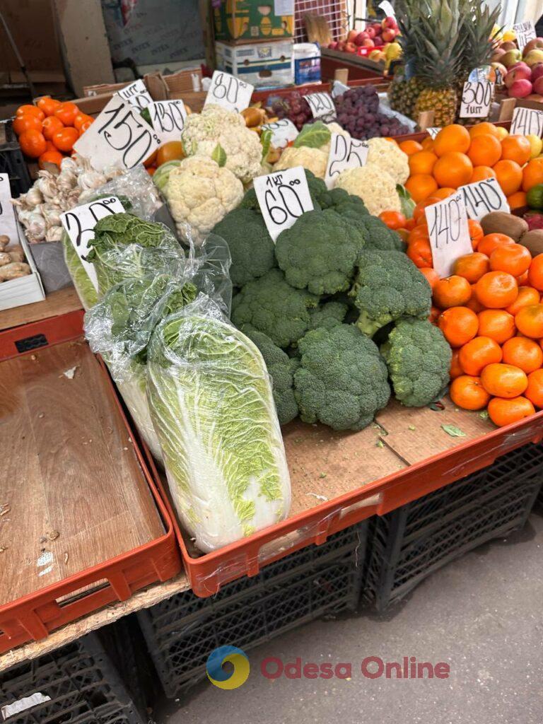 Гриби, редис і ананас: суботні ціни на одеському Привозі