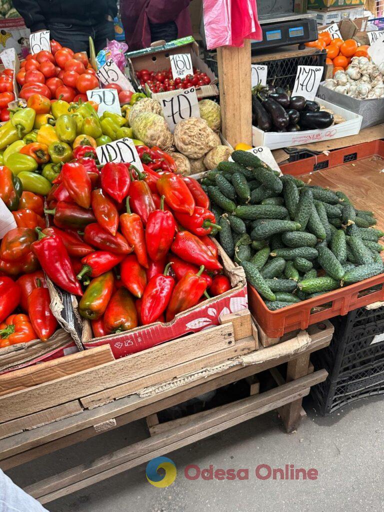 Гриби, редис і ананас: суботні ціни на одеському Привозі