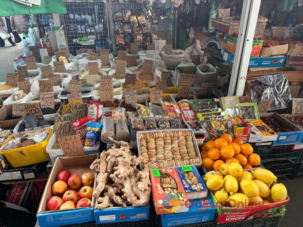 Гриби, редис і ананас: суботні ціни на одеському Привозі