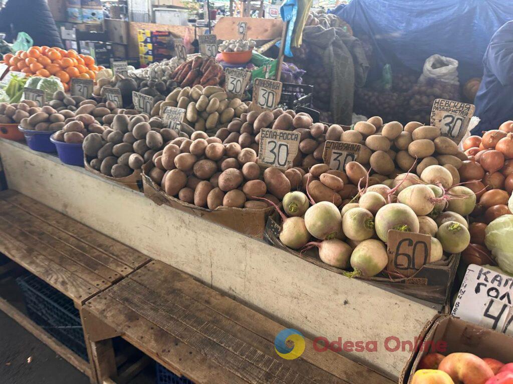 Гриби, редис і ананас: суботні ціни на одеському Привозі