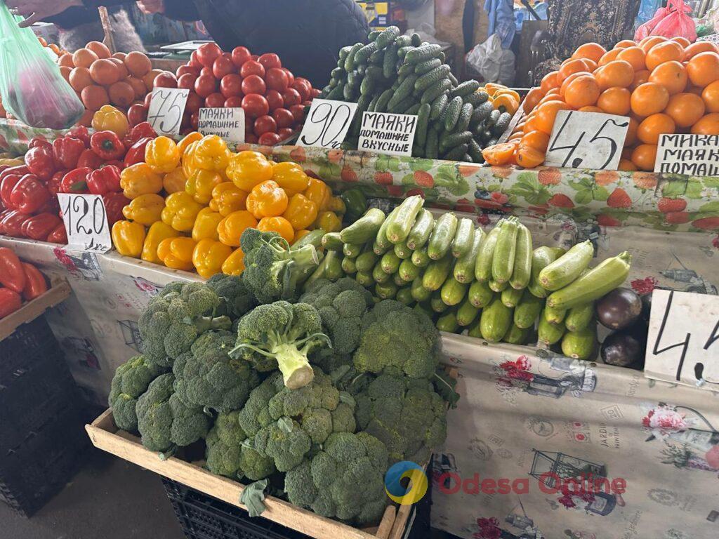 Гриби, редис і ананас: суботні ціни на одеському Привозі