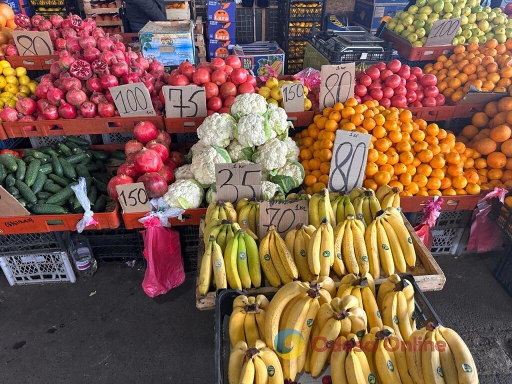 Гриби, редис і ананас: суботні ціни на одеському Привозі