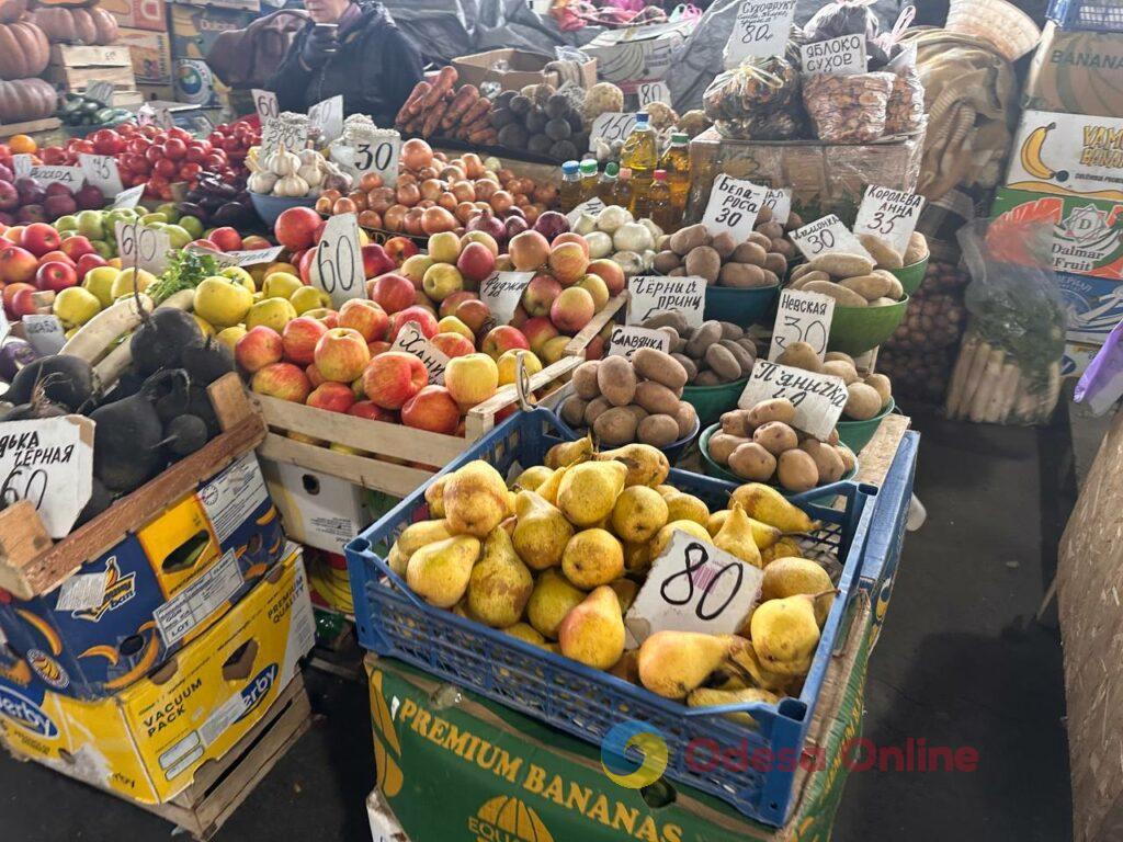 Гриби, редис і ананас: суботні ціни на одеському Привозі