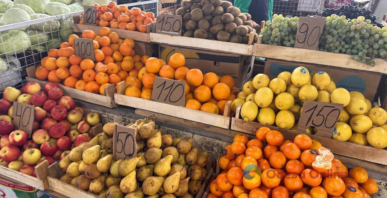 Гриби, редис і ананас: суботні ціни на одеському Привозі