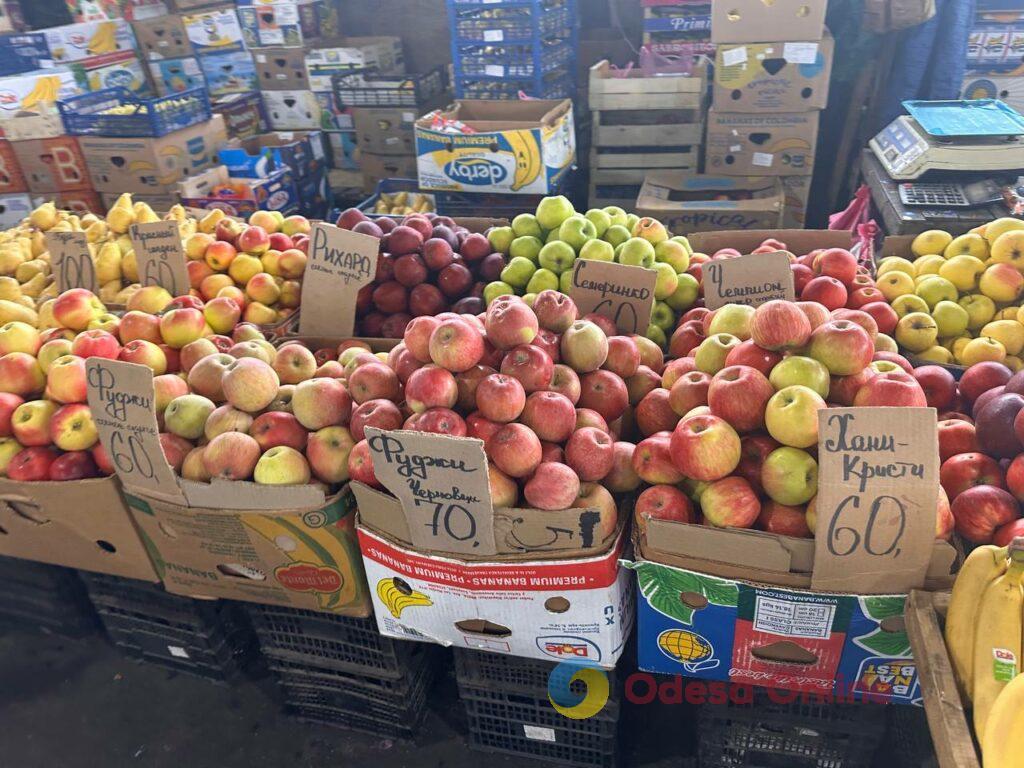 Гриби, редис і ананас: суботні ціни на одеському Привозі