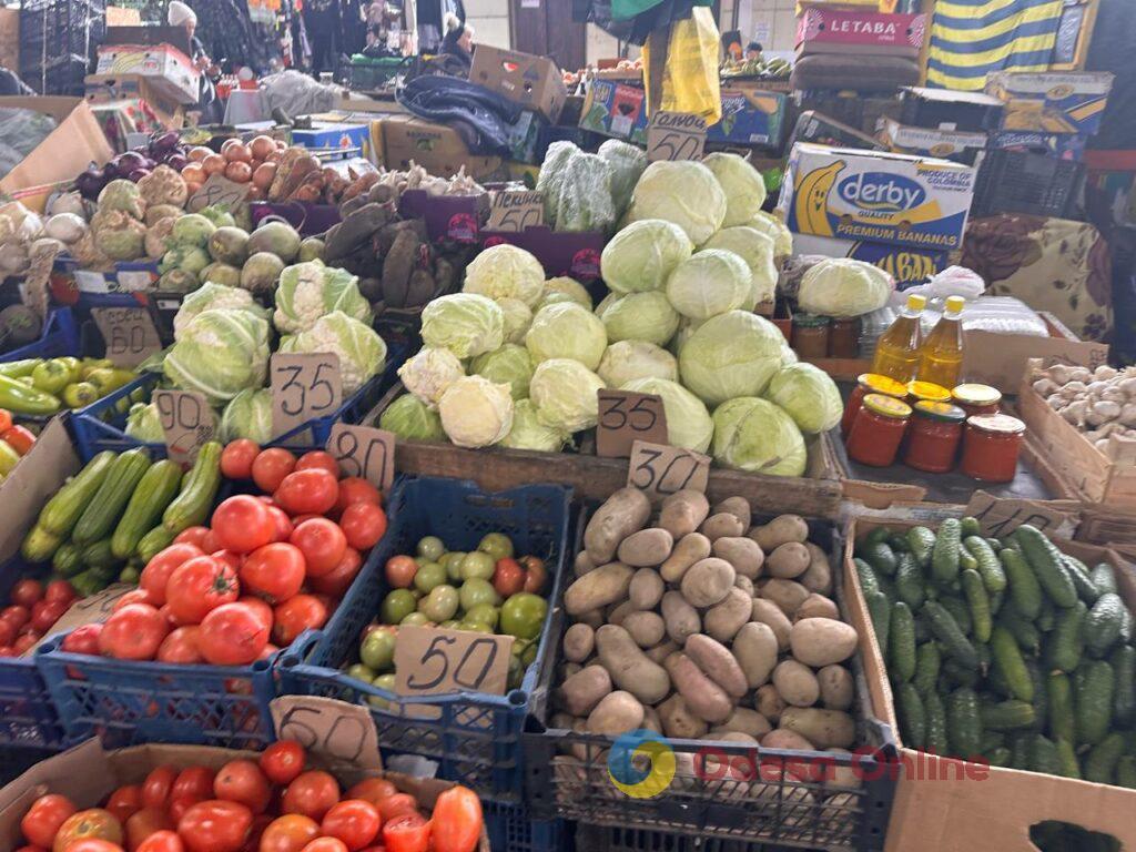 Гриби, редис і ананас: суботні ціни на одеському Привозі