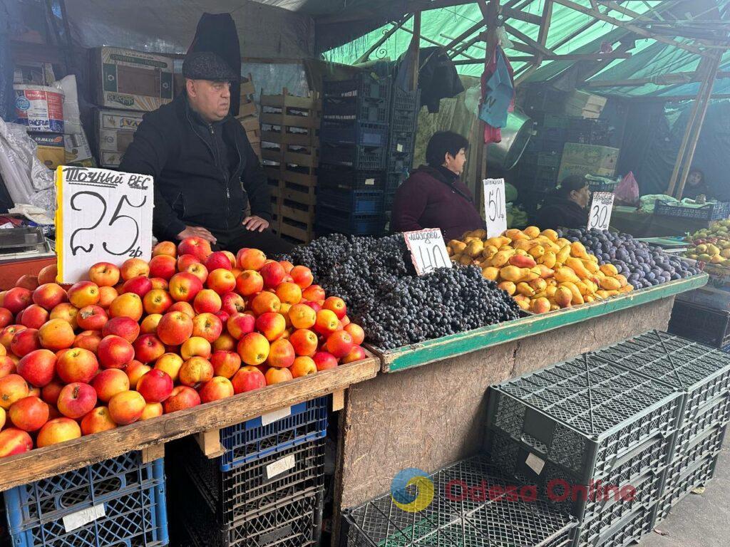 Гриби, редис і ананас: суботні ціни на одеському Привозі