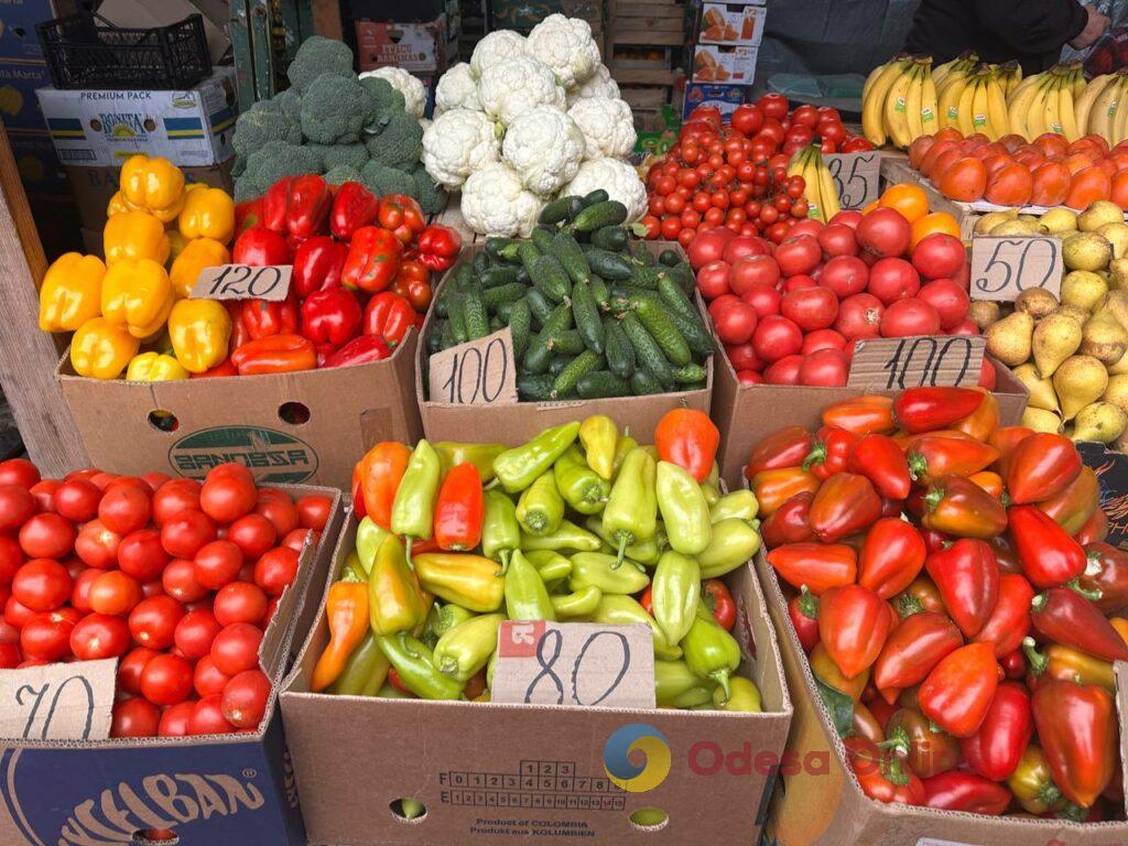 Гриби, редис і ананас: суботні ціни на одеському Привозі