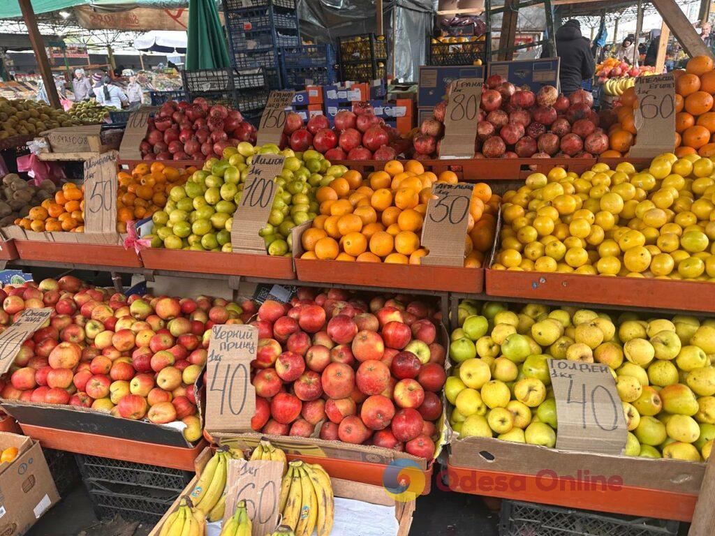 Гриби, редис і ананас: суботні ціни на одеському Привозі