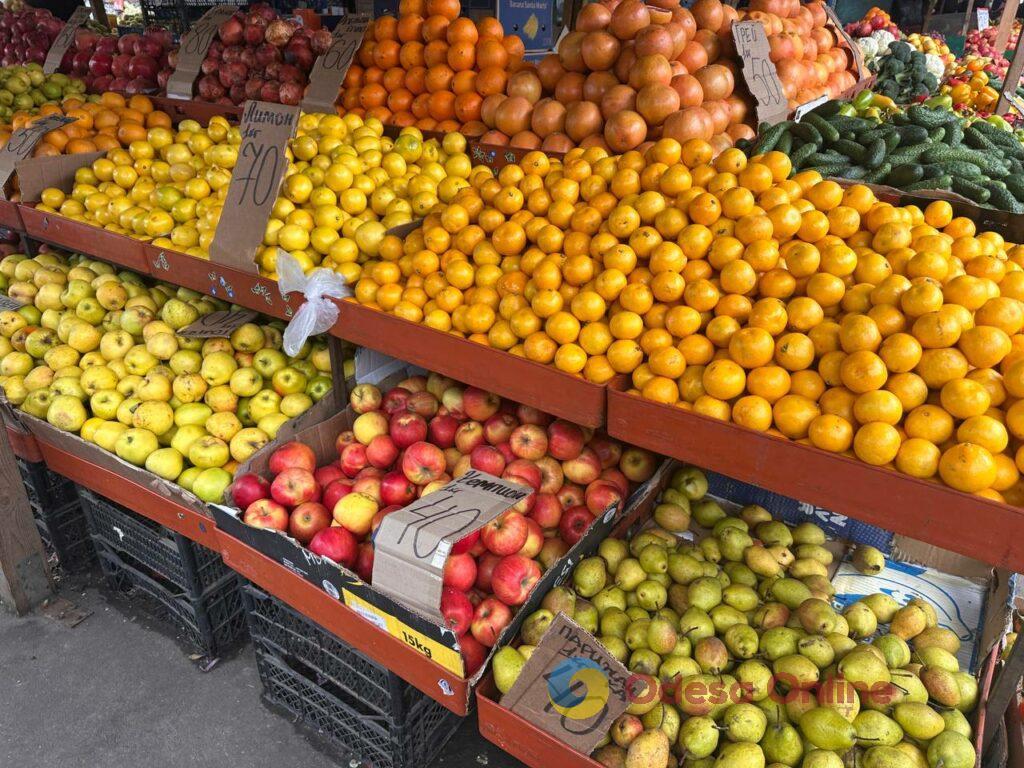 Гриби, редис і ананас: суботні ціни на одеському Привозі