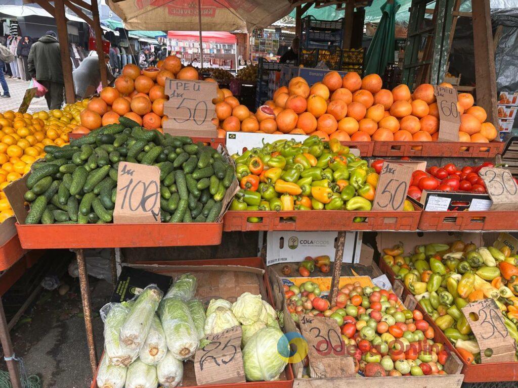 Гриби, редис і ананас: суботні ціни на одеському Привозі