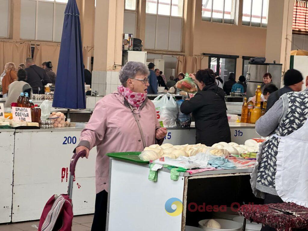 Гриби, редис і ананас: суботні ціни на одеському Привозі