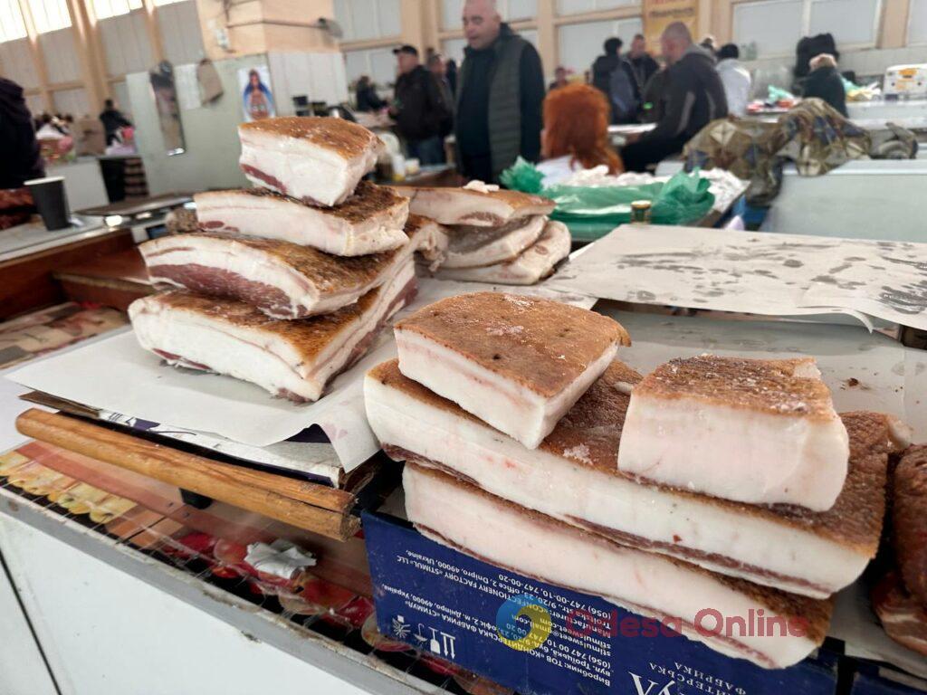 Гриби, редис і ананас: суботні ціни на одеському Привозі