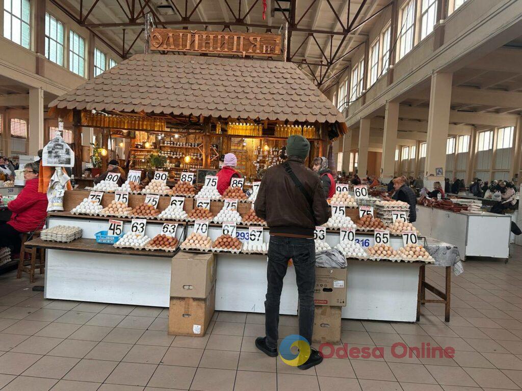 Гриби, редис і ананас: суботні ціни на одеському Привозі