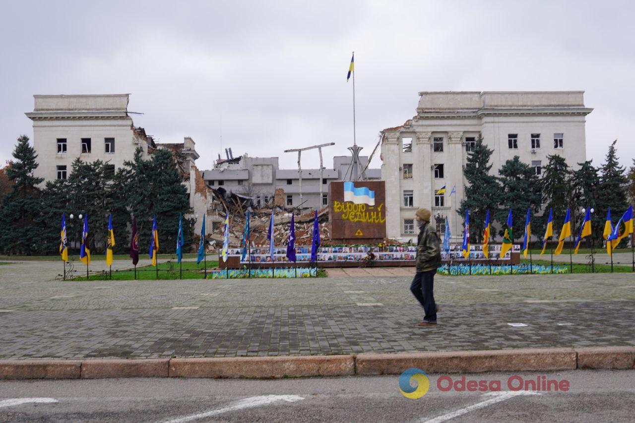 Щоденні обстріли, райони-привиди та занепад бізнесу: Херсон через три роки після визволення 