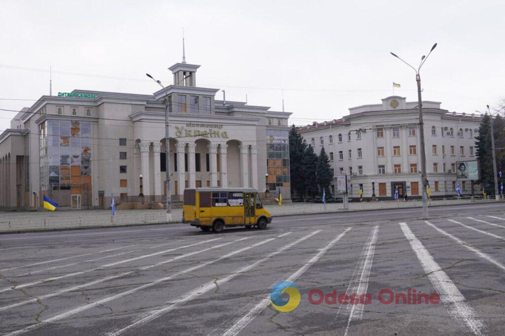 Щоденні обстріли, райони-привиди та занепад бізнесу: Херсон через три роки після визволення Щоденні обстріли, райони-привиди та занепад бізнесу: Херсон через три роки після визволення