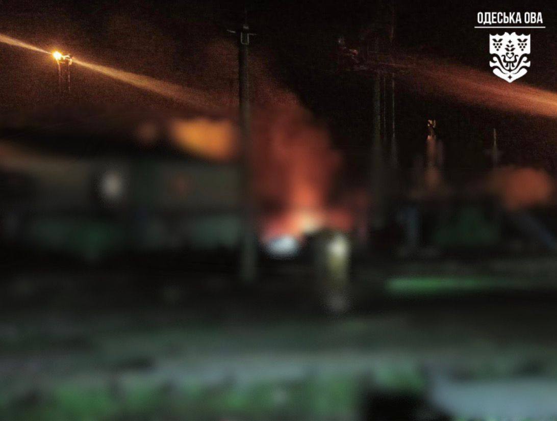 Через нічну російську атаку був пошкоджений ремонтний цех залізниці на Одещині