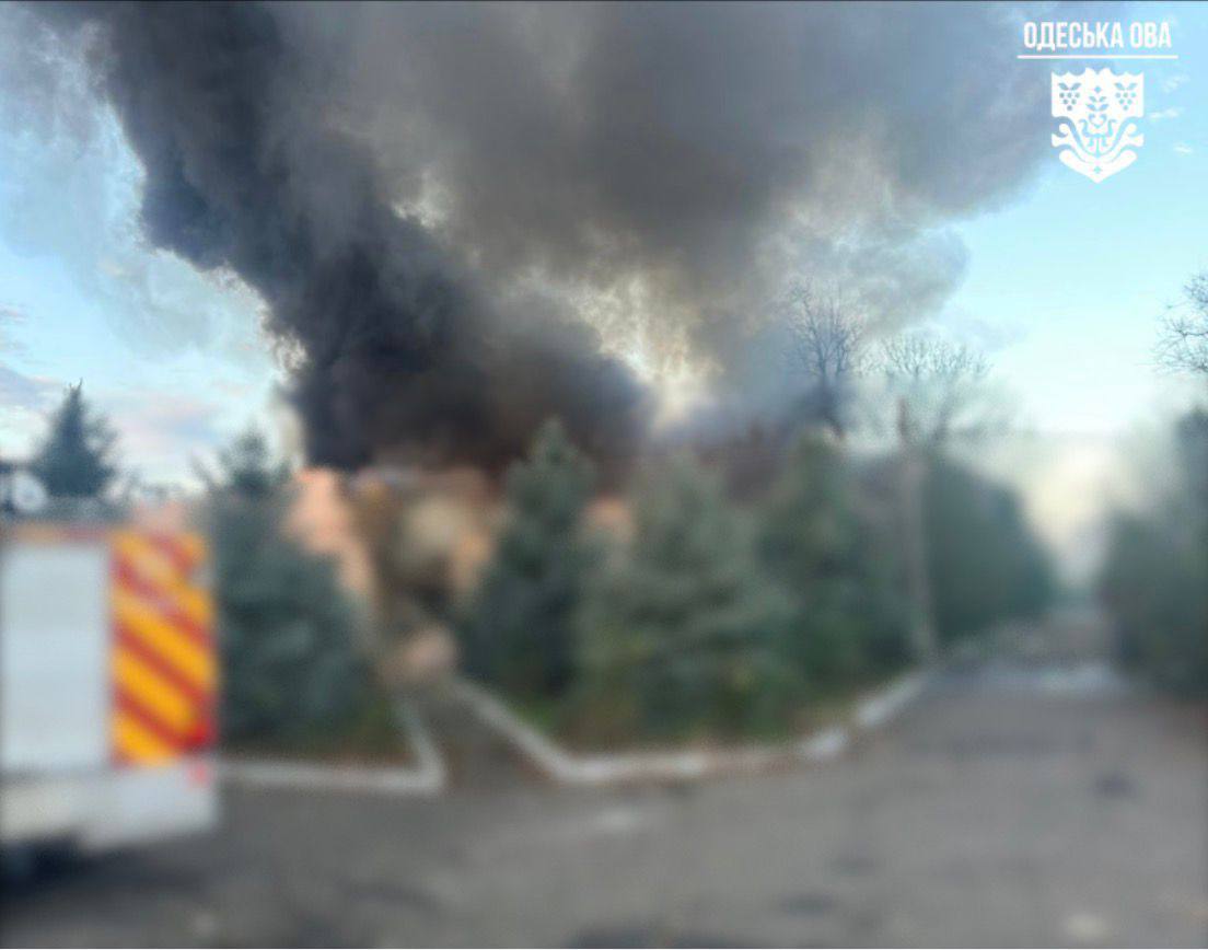 Через нічну російську атаку був пошкоджений ремонтний цех залізниці на Одещині Через нічну російську атаку був пошкоджений ремонтний цех залізниці на Одещині