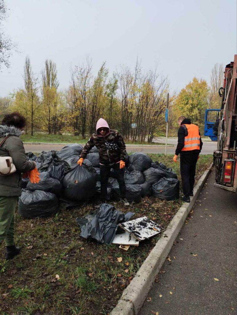Місячник чистоти: в усіх районах Одеси проходять масштабні прибирання Третий субботник: во всех районах Одессы проводят масштабную уборку