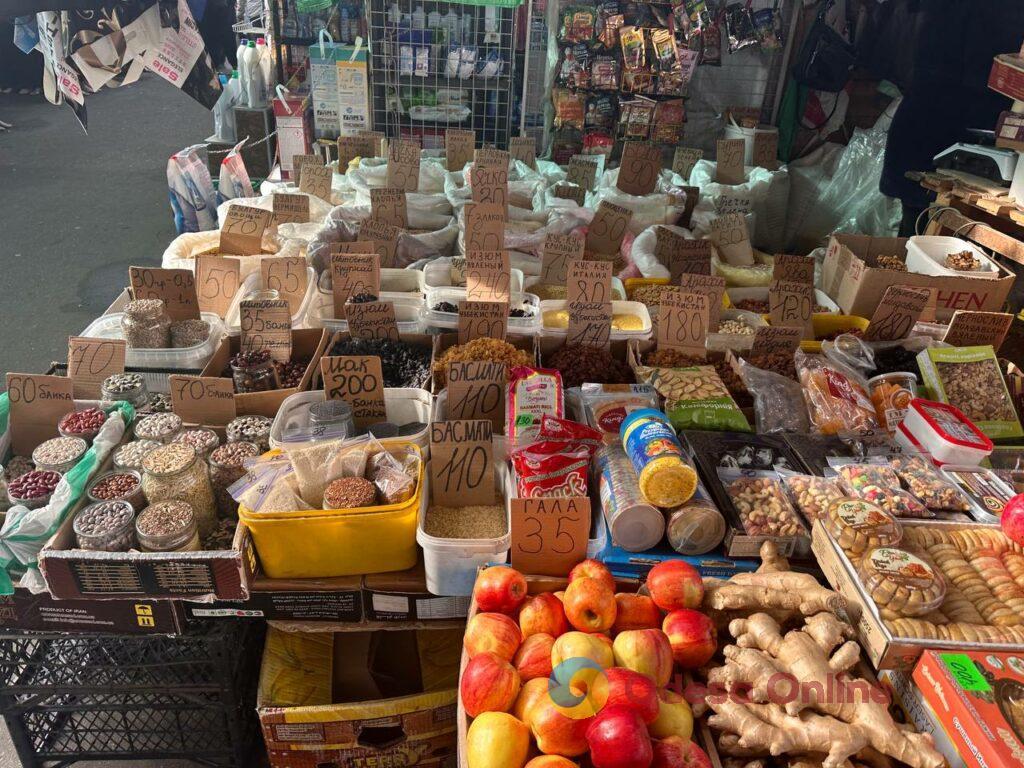 Хурма, сало та сметана: суботні ціни на одеському «Привозі» Хурма, сало та сметана: суботні ціни на одеському «Привозі»