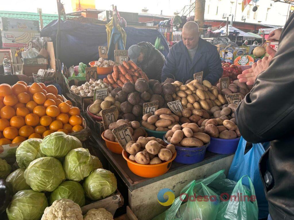 Хурма, сало та сметана: суботні ціни на одеському «Привозі» Хурма, сало та сметана: суботні ціни на одеському «Привозі»