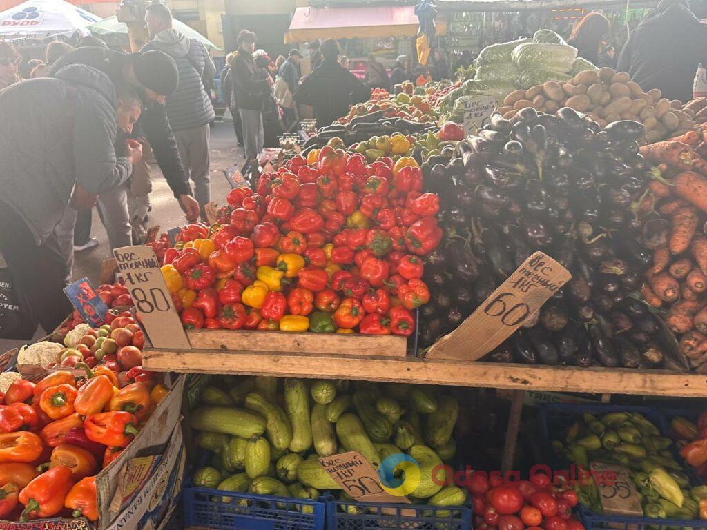 Хурма, сало та сметана: суботні ціни на одеському «Привозі» Хурма, сало та сметана: суботні ціни на одеському «Привозі»