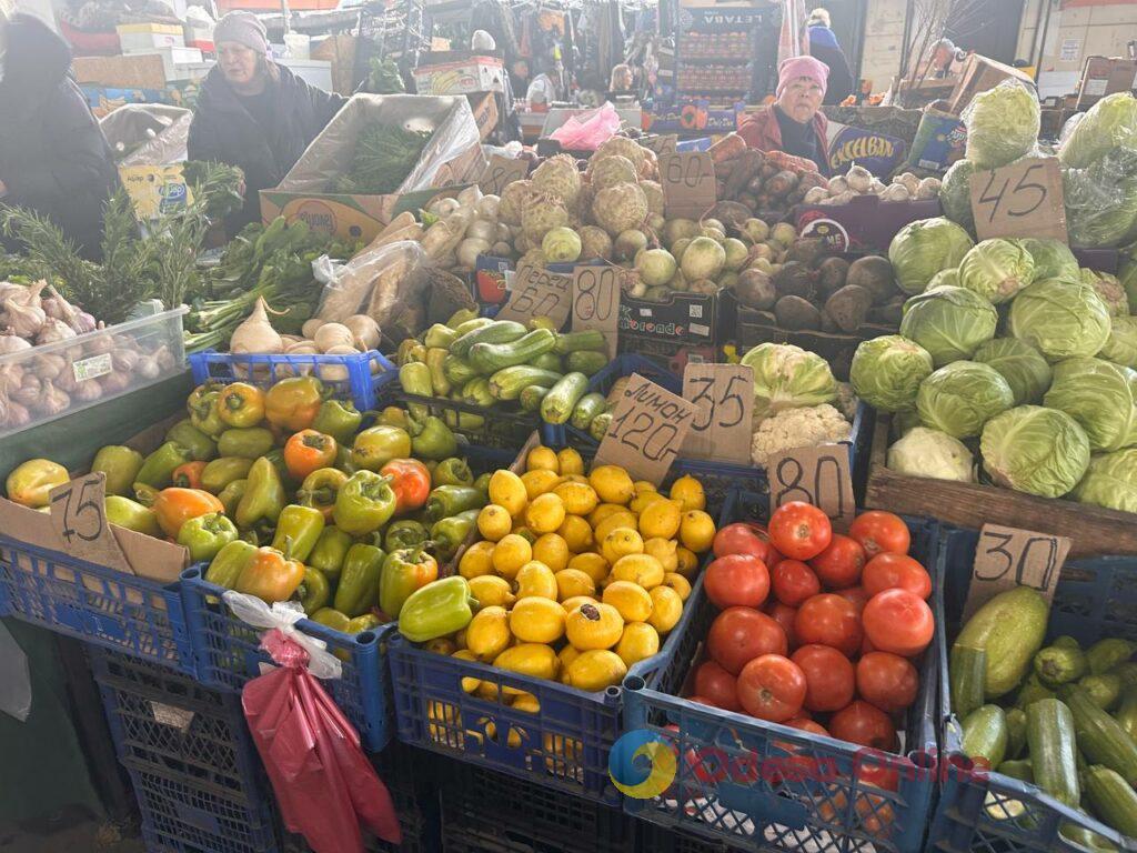 Хурма, сало та сметана: суботні ціни на одеському «Привозі» Хурма, сало та сметана: суботні ціни на одеському «Привозі»