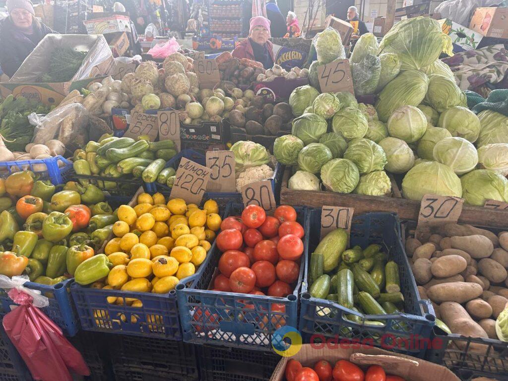 Хурма, сало та сметана: суботні ціни на одеському «Привозі» Хурма, сало та сметана: суботні ціни на одеському «Привозі»