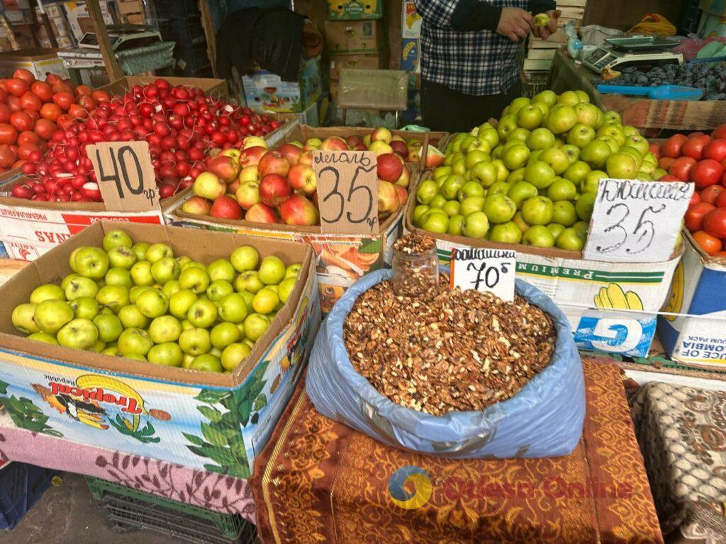 Хурма, сало та сметана: суботні ціни на одеському «Привозі» Хурма, сало та сметана: суботні ціни на одеському «Привозі»