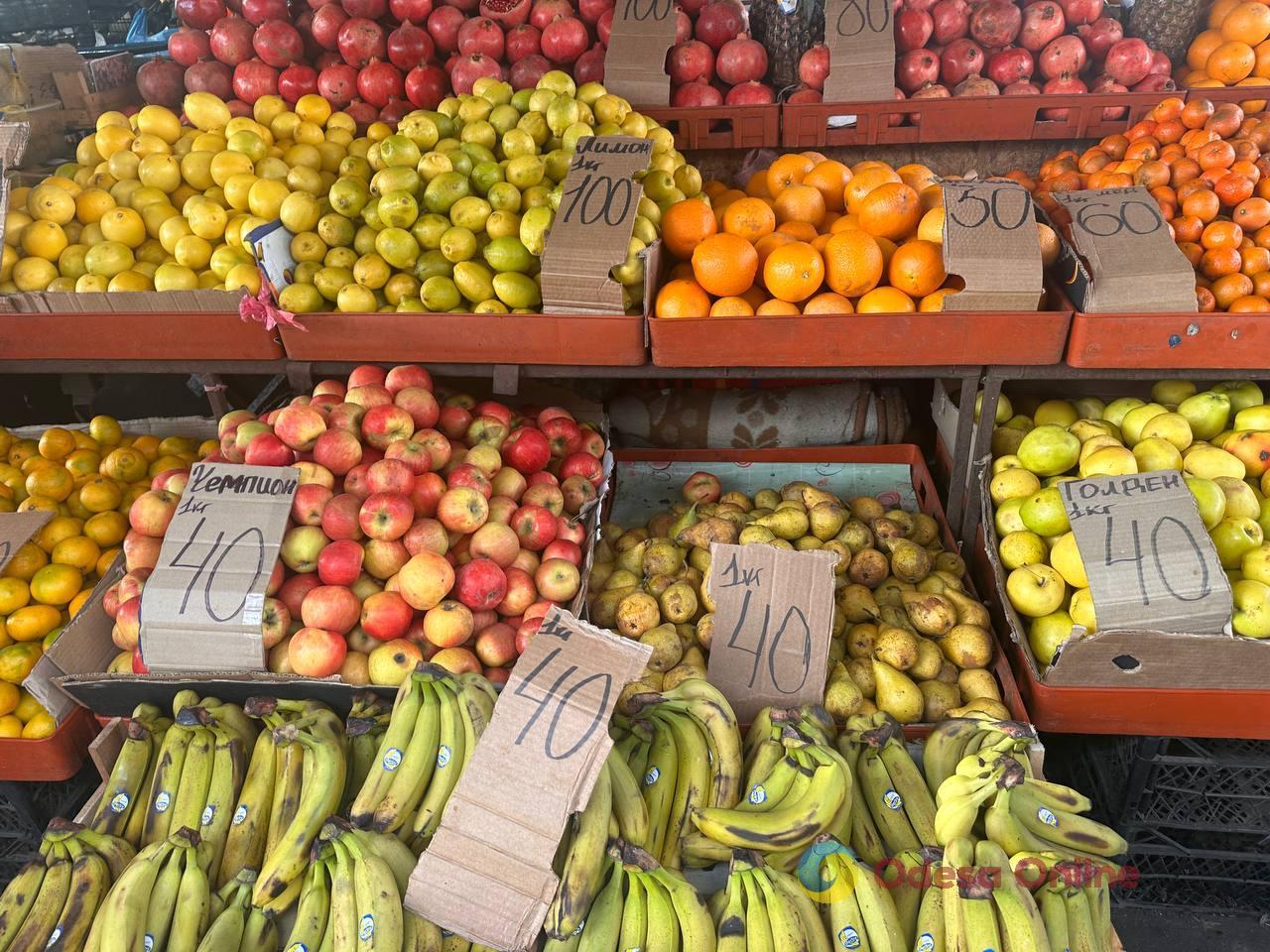 Хурма, сало та сметана: суботні ціни на одеському «Привозі» Хурма, сало та сметана: суботні ціни на одеському «Привозі»